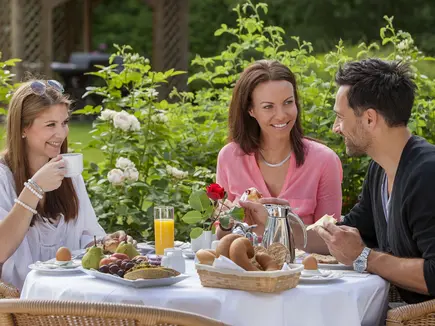 Frühstücken auf der Vitalhotel Toskana Terrasse Frühstücken auf der Vitalhotel Toskana Terrasse