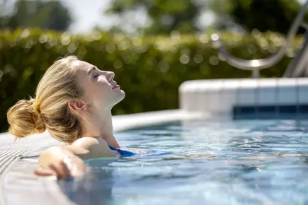 Dame entspannt im Pool im Vitalhotel. Dame entspannt im Pool im Vitalhotel.