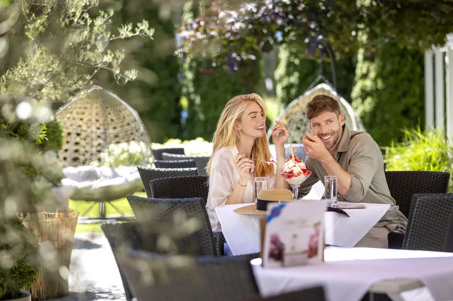 Paar gemeinsam am Tisch auf der Terrasse. Paar gemeinsam am Tisch auf der Terrasse.