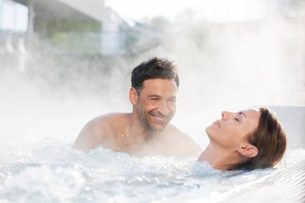 Eintauchen ins Thermalwasser Eintauchen ins Thermalwasser