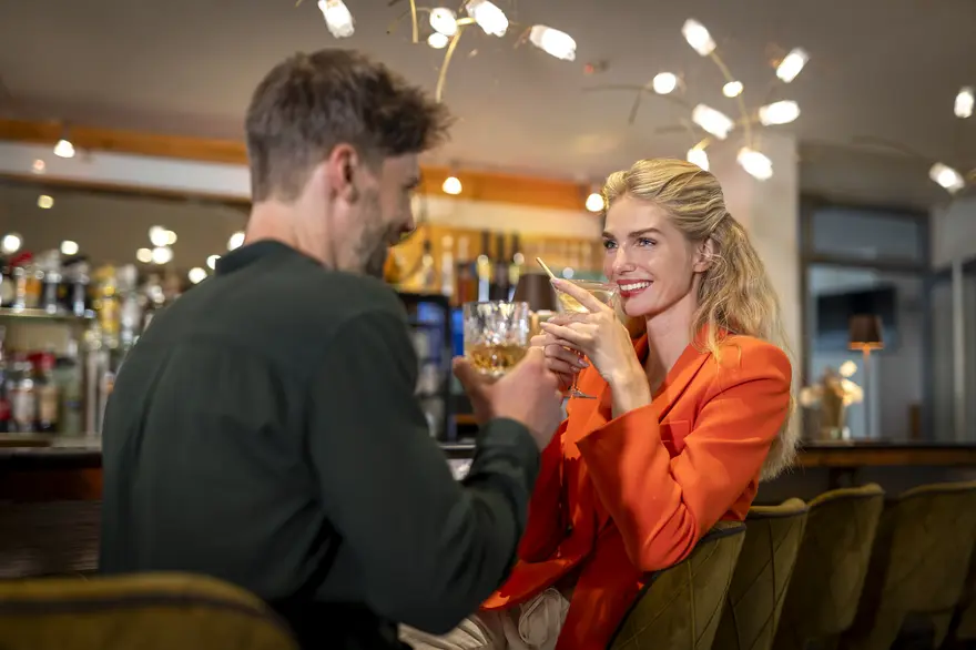 Paar an der Bar im Vitalhotel.