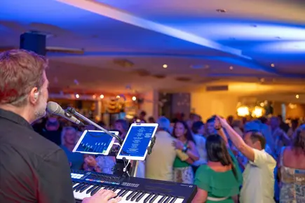 Michael Krobath singt im Vitalhotel. Michael Krobath singt im Vitalhotel.