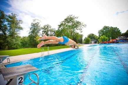 Sprung ins 50 m-Sportbecken der Parktherme