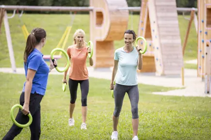Damen beim Sport in der Parktherme im Vitalhotel. Damen beim Sport in der Parktherme im Vitalhotel.