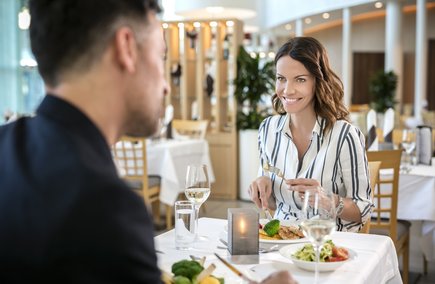 Pärchen beim Essen in der Parktherme Bad Radkersburg