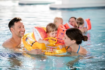 Familie im Kindererlebnisbereich in der Parktherme Bad Radkersburg (c) Harald Eisenberger