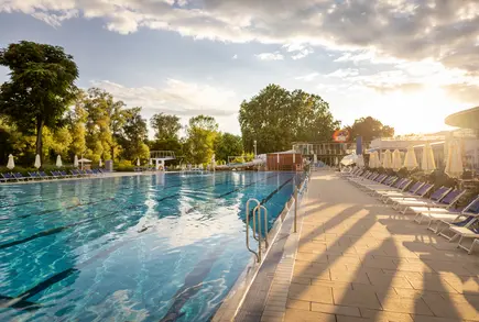 Foto vom Pool während des Sonnenuntergangs (c) Harald Eisenberger.