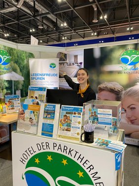 Messe Wien Stand mit Vitalhotel Mitarbeiterin