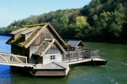 Hütte mit Steg auf einem See. Hütte mit Steg auf einem See.