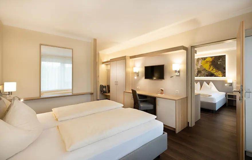 Zimmer Bravo x 2 mit Verbindungstür im Vitalhotel der Parktherme Zimmer Bravo x 2 mit Verbindungstür im Vitalhotel der Parktherme