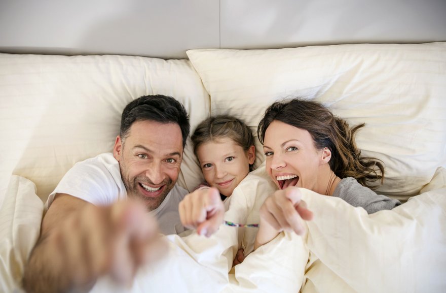 Familie im Zimmer im Vitalhotel der Parktherme Bad Radkersburg (c) Harald Eisenberger