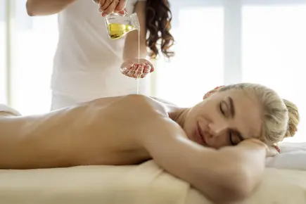 Wellness-Anwendungen Dame bekommt liegend eine Massage im Vitalhotel.