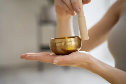 Dame hält eine Klangschale im Vitalhotel. Dame hält eine Klangschale im Vitalhotel.
