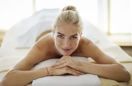 Dame liegt auf Massageliege im Vitalhotel. Dame liegt auf Massageliege im Vitalhotel.