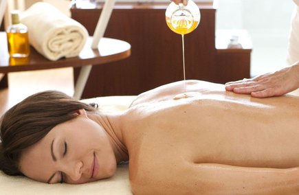 Behandlung im KAORI Garten im Vitalhotel der Parktherme