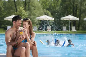 Paar sitzt am Pool in der Parktherme Bad Radkersburg. Paar sitzt am Pool in der Parktherme Bad Radkersburg.