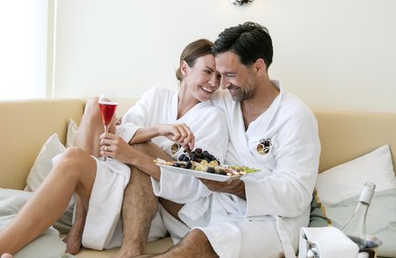 Paar im KAORI Garten im Vitalhotel der Parktherme