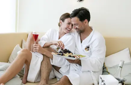 Paar im KAORI Garten im Vitalhotel der Parktherme Paar im KAORI Garten im Vitalhotel der Parktherme