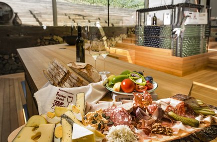 Steirische Jause in einem Buschenschank (c) pixelmaker.at, TVB Region Bad Radkersburg