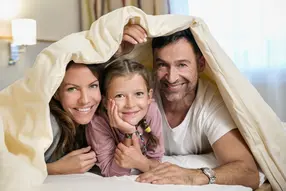 Familie im Bett im Vitalhotel (c) Harald Eisenberger.