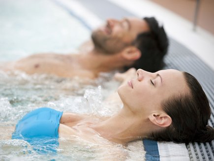 Regeneration im warmen Thermalwasser