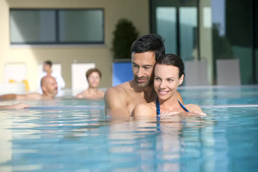 Paar gemeinsam im Schwimmbecken in der Parktherme.