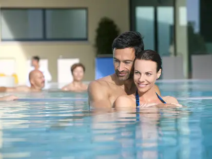 Eintauchen ins wohlig warme Thermalwasser im Vitalhotel der Parktherme Eintauchen ins wohlig warme Thermalwasser im Vitalhotel der Parktherme