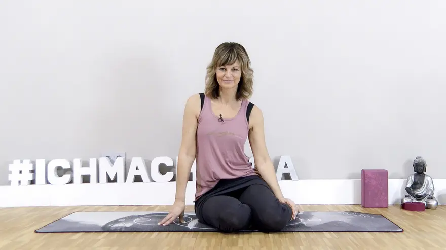 Dame sitzend auf Yoga Matte im Vitalhotel. Dame sitzend auf Yoga Matte Vitalhotel.
