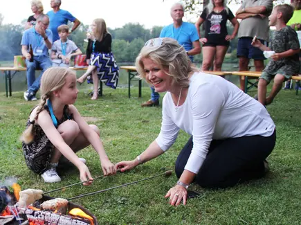 Eva Marriott & Dir. Claudia Wendner vor dem Lagerfeuer Eva Marriott & Dir. Claudia Wendner vor dem Lagerfeuer