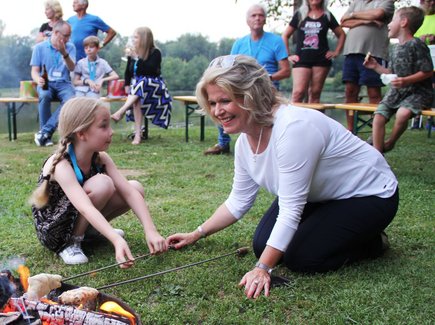 Eva Marriott & Dir. Claudia Wendner vor dem Lagerfeuer