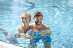 Paar im Pool mit einem Wasserball in der Parktherme. Paar im Pool mit einem Wasserball in der Parktherme.