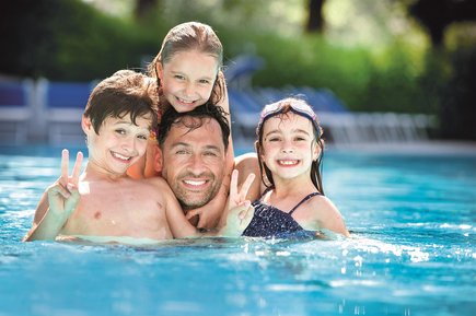 Familie in der Parktherme Bad Radkersburg (c) Harald Eisenberger